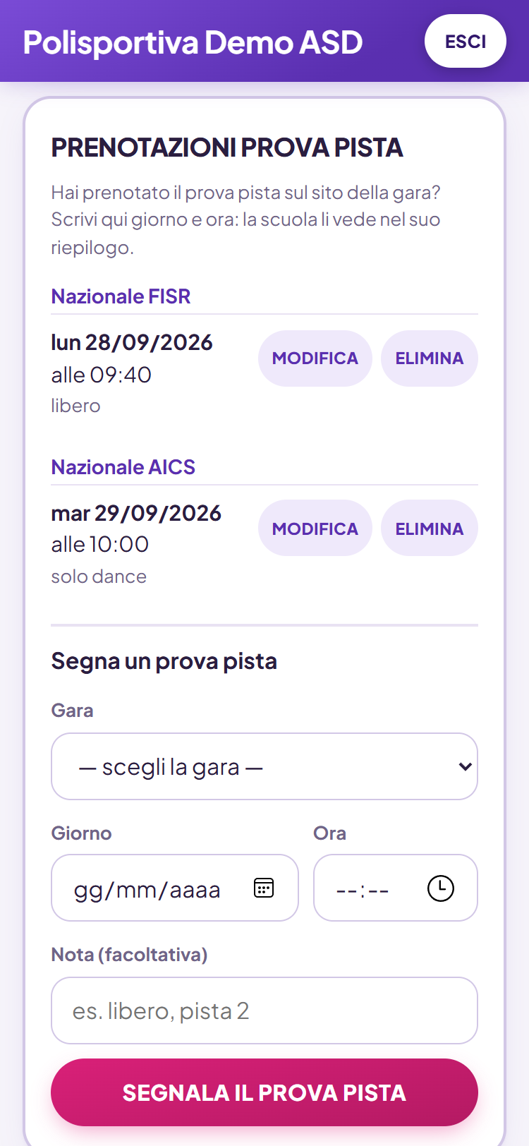 La famiglia segna giorno e ora del prova pista prenotato con l'organizzatore
